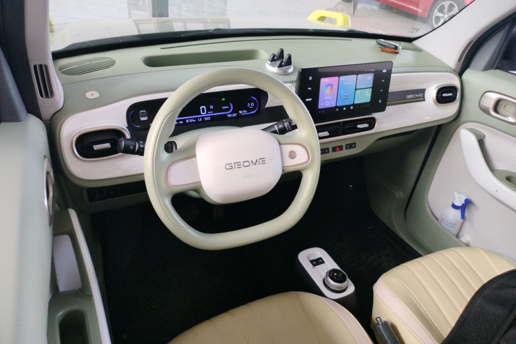 吉利银河 2025款 210km 熊猫骑士中控内饰12