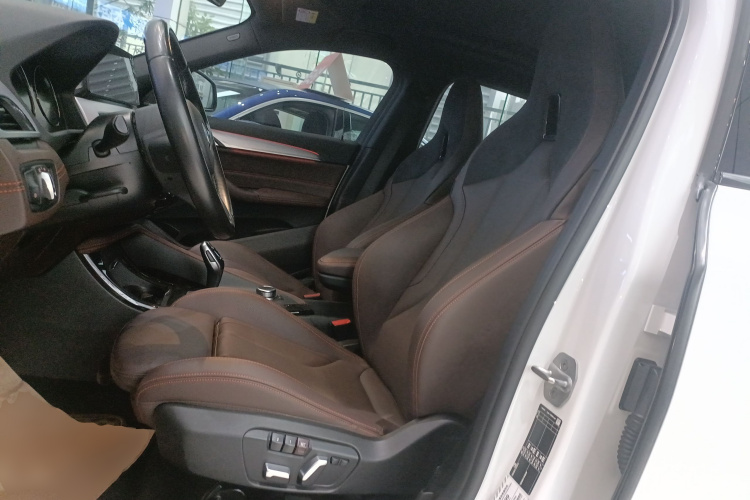 宝马X2 2022款 sDrive25i 曜夜版中控内饰19