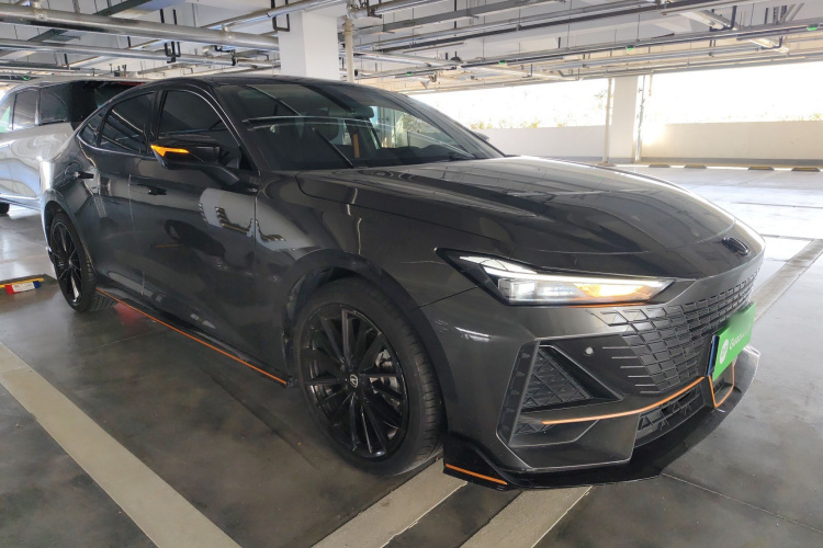 长安UNI-V 2022款 1.5T 运动版车身外观3