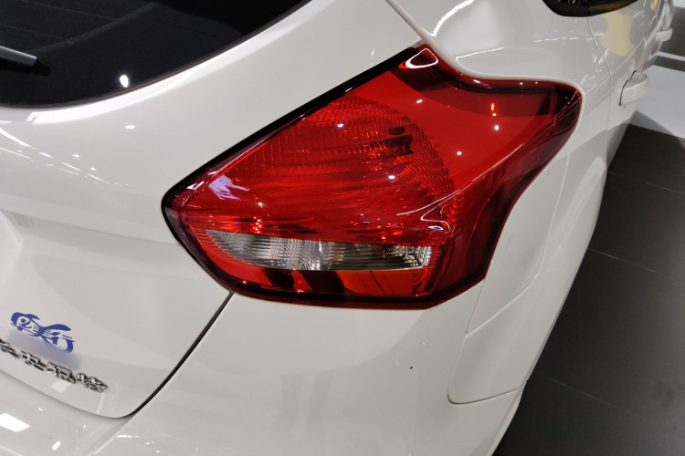 福特 福克斯 2018款 两厢经典 1.6L 自动风尚型智行版车身外观9