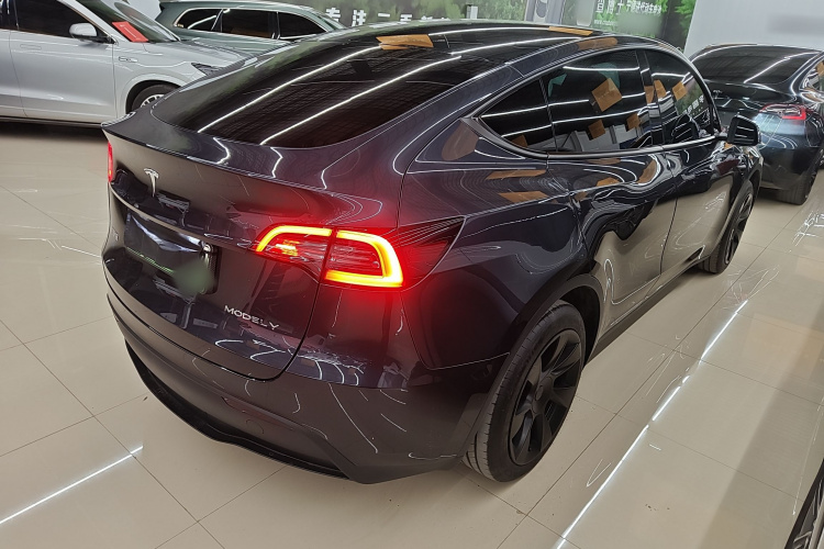 特斯拉 Model Y 2024款 后轮驱动版车身外观7
