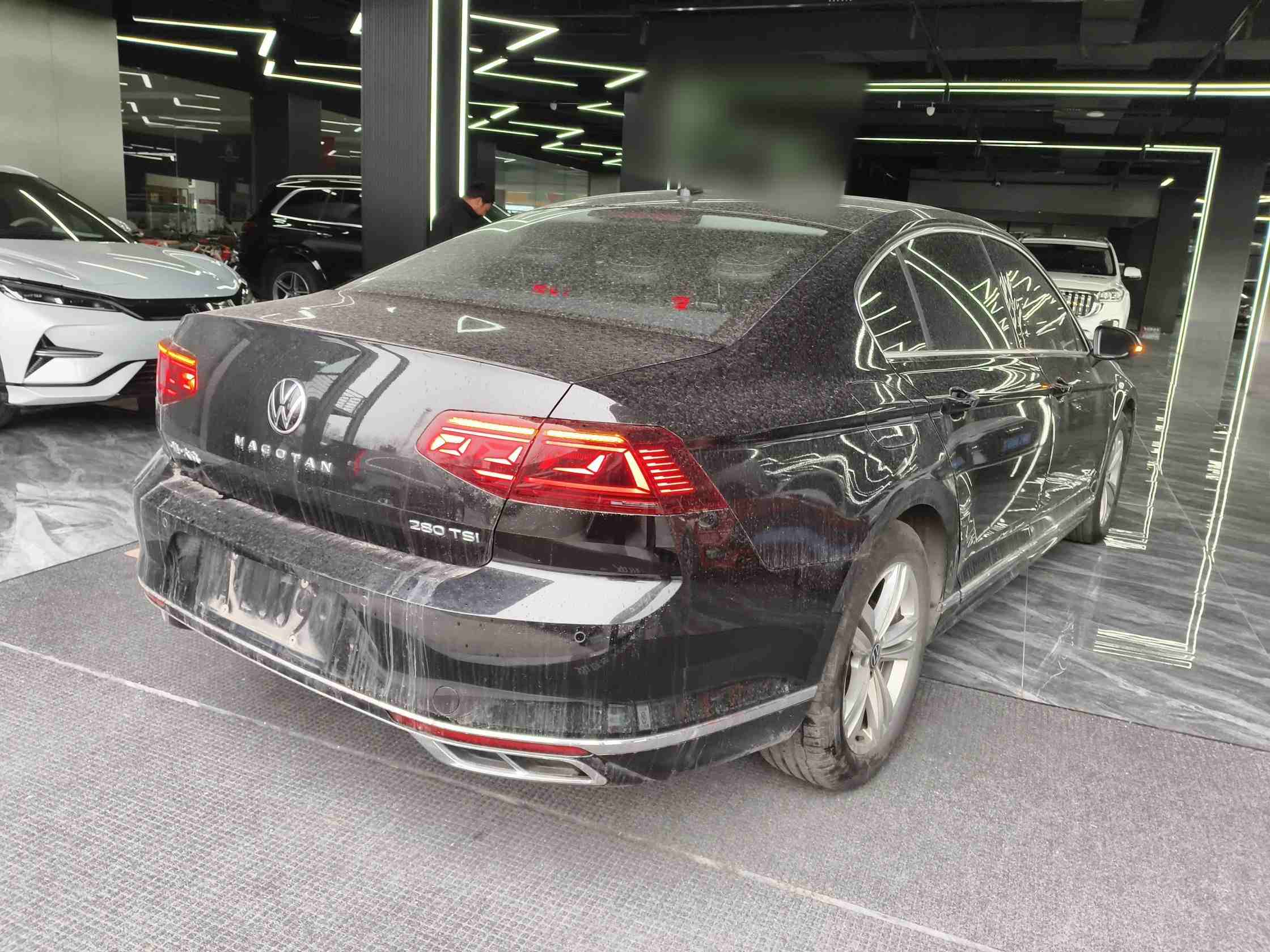 车辆右后45度外观实拍