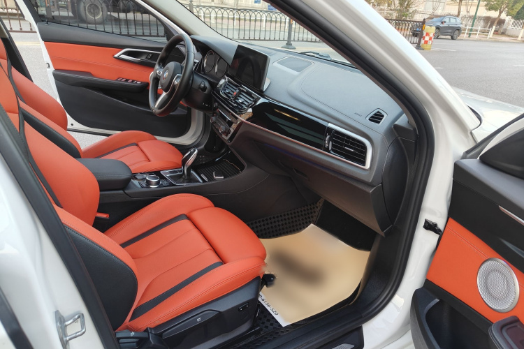 宝马1系 2022款 125i M运动曜夜版中控内饰7003