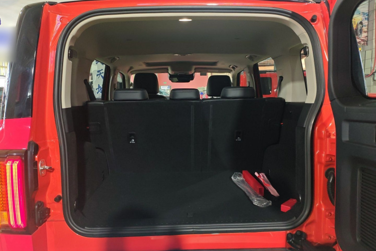 坦克300 2021款 城市版 2.0T 很有型机舱底盘23