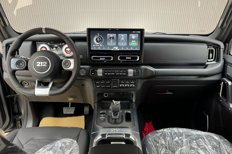 212 T01 2024款 2.0T 机械师中控内饰7001