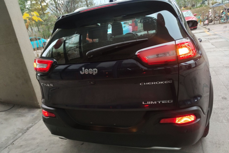 Jeep 自由光 2017款 2.0L 优越版车身外观6