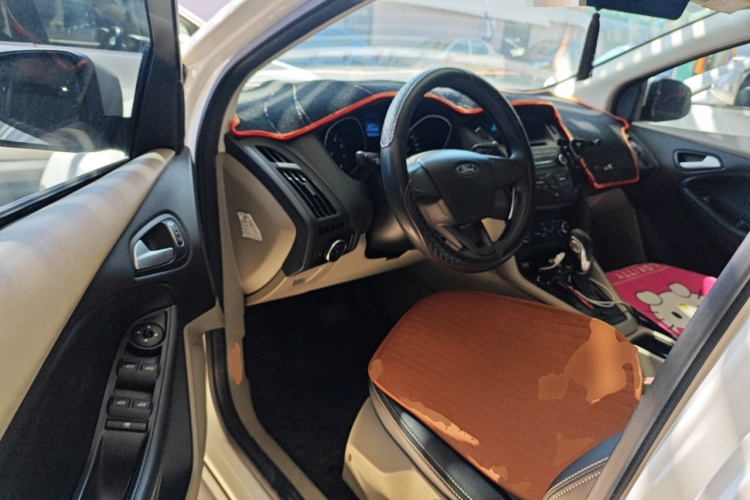 福特 福克斯 2015款 三厢 1.6L 自动舒适型中控内饰20