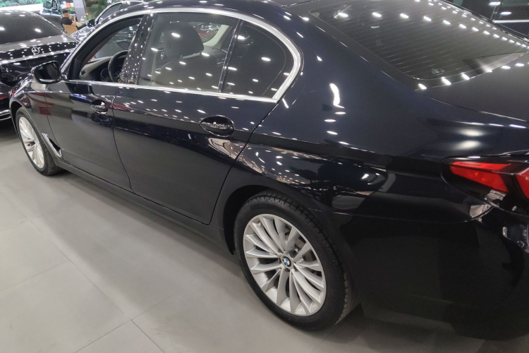 宝马5系 2022款 改款 525Li 豪华套装车身外观4