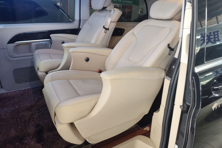 奔驰V级 2018款 V 260 L 尊贵加长版 国VI中控内饰7002