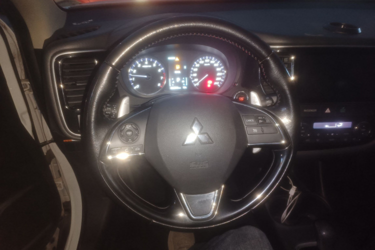 三菱 欧蓝德 2016款 2.4L 四驱精英版 5座局部细节13