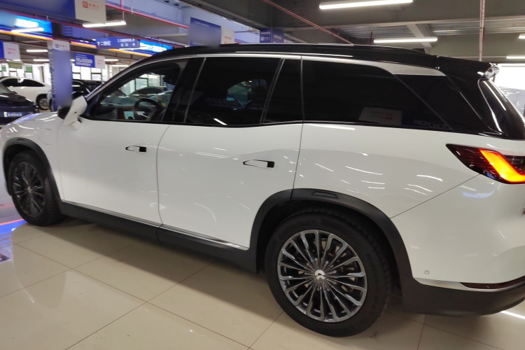 蔚来ES8 2020款 580KM 六座版车身外观4