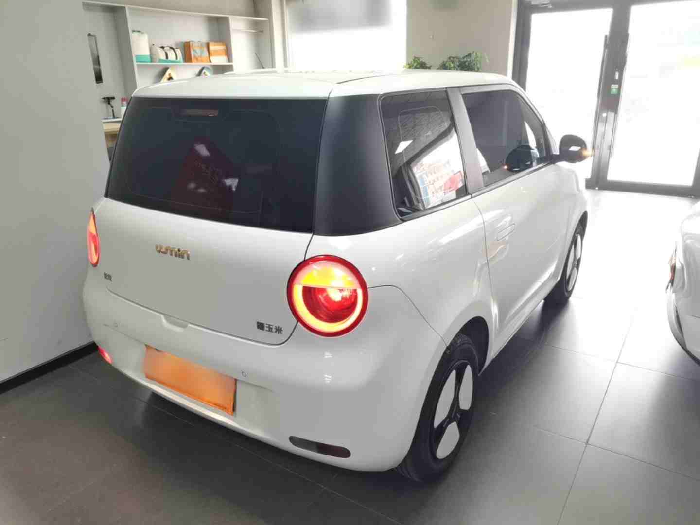 车辆右后45度角外观