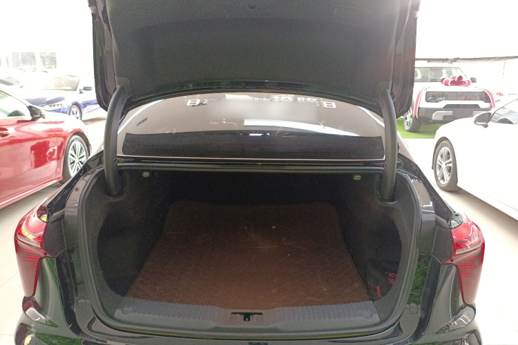 红旗H5 2023款 2.0T 自动智联旗享版机舱底盘23