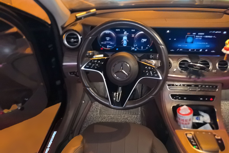 奔驰E级 2022款 改款三 E 300 L 时尚型中控内饰13