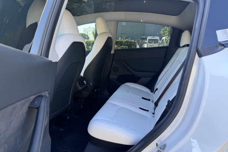 特斯拉 Model Y 2022款 Performance高性能全轮驱动版中控内饰7002