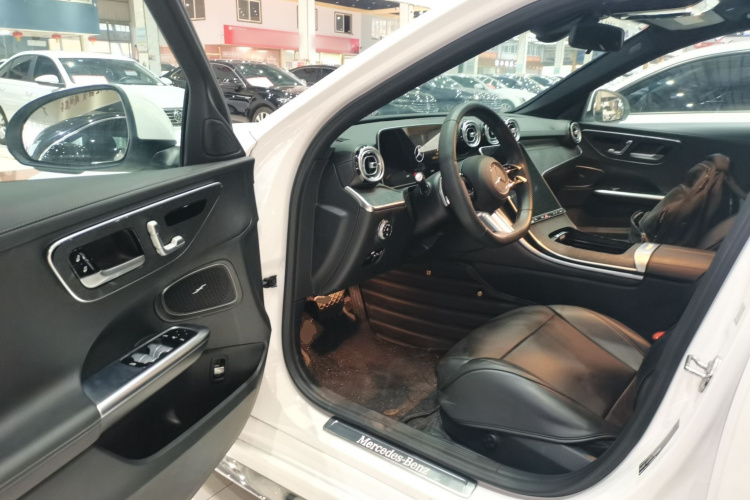 奔驰C级 2023款 C 260 L 运动版中控内饰20