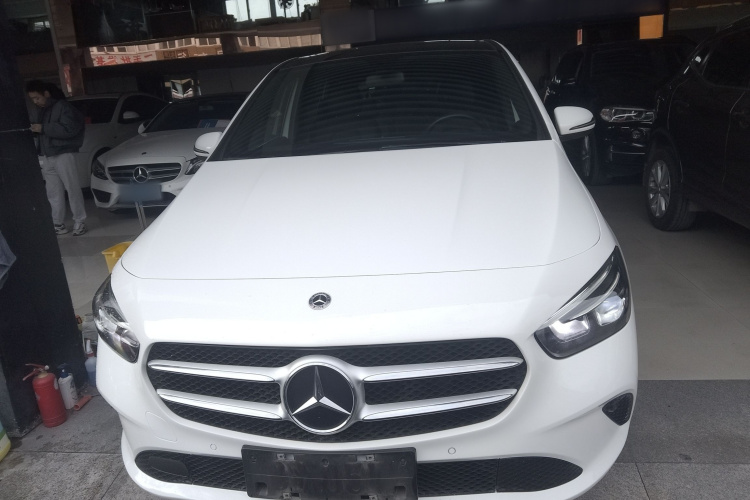 奔驰B级 2021款 B 200 时尚型车身外观2