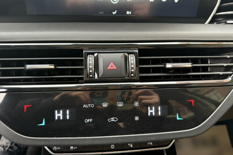 红旗HS5 2019款 2.0T 智联旗享版中控内饰7012