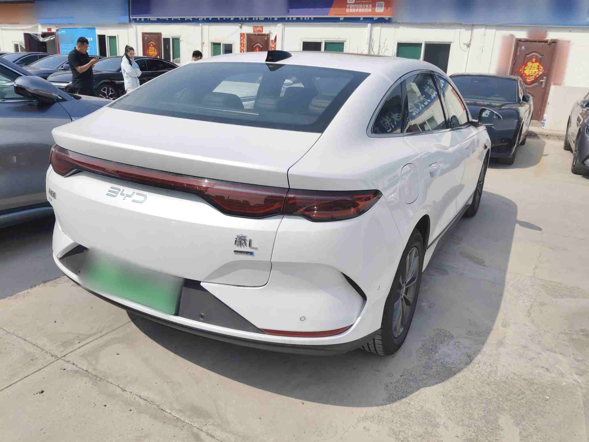 车辆右后45度外观展示