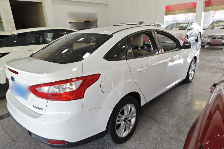 福特 福克斯 2012款 三厢 1.6L 自动舒适型车身外观7