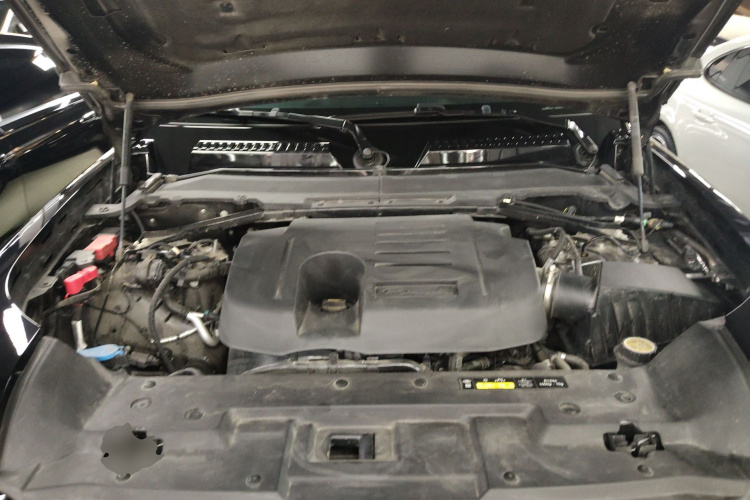 路虎卫士 2024款 110 3.0T P400 暗黑特别版机舱底盘24