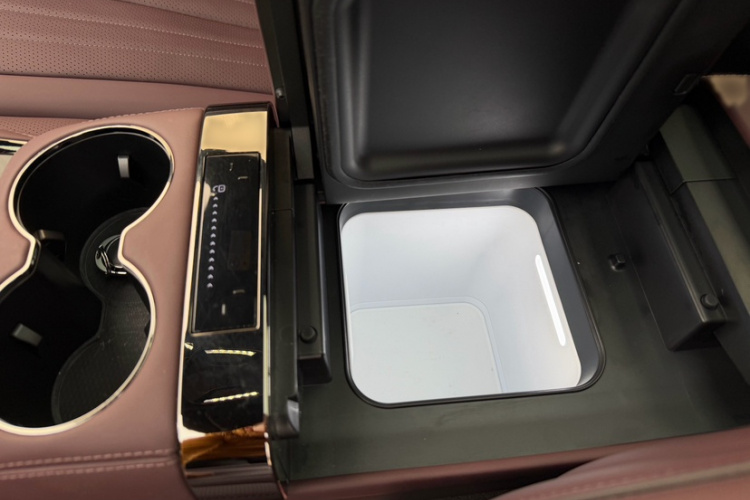 腾势Z9GT 2024款 1100四驱Max版局部细节9008