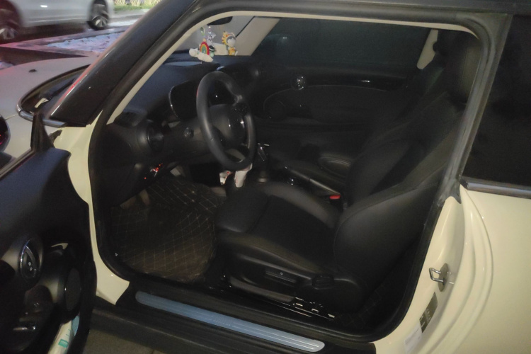 MINI 2022款 改款 1.5T COOPER 艺术家中控内饰20