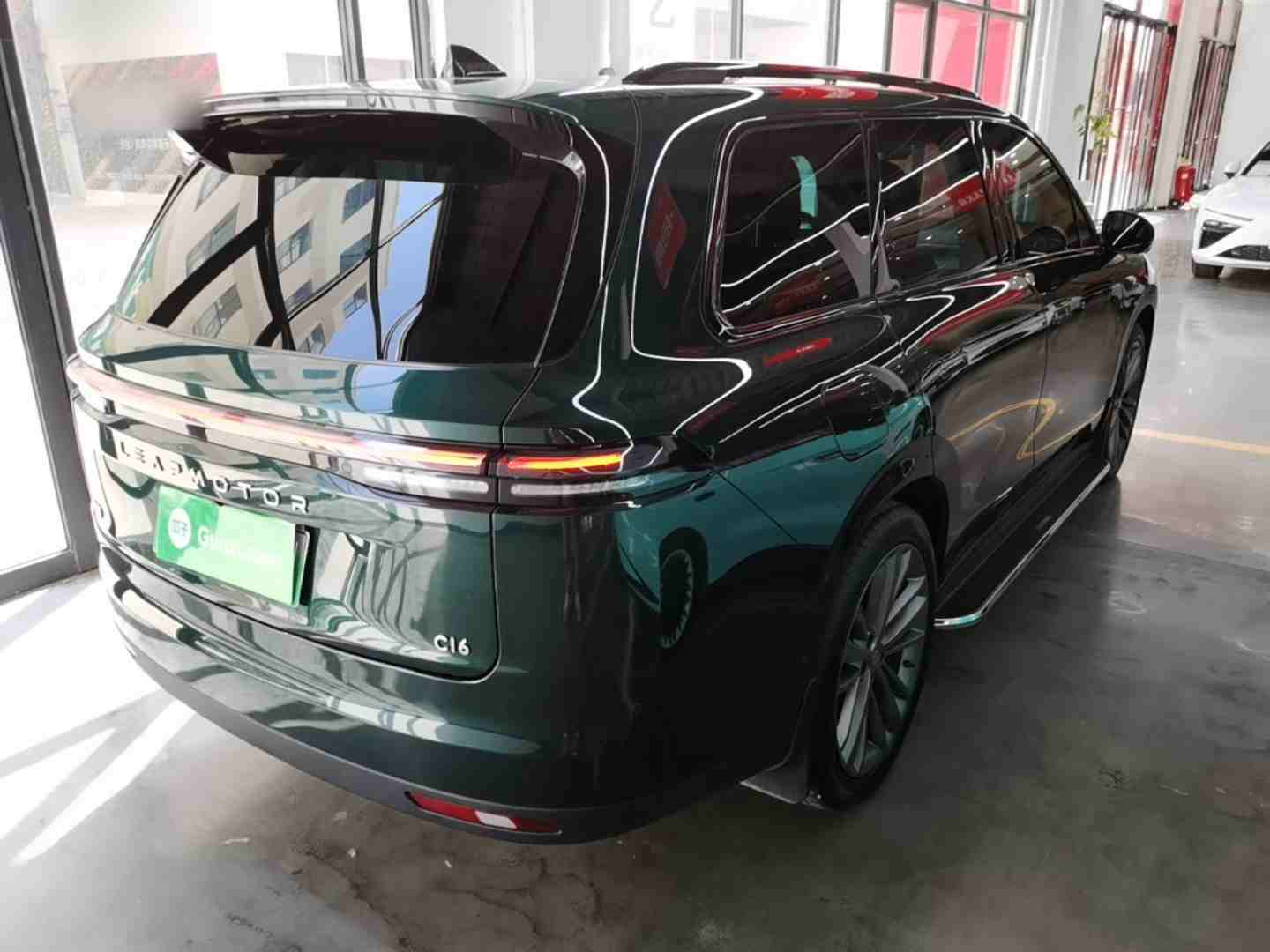车辆右后45度外观展示