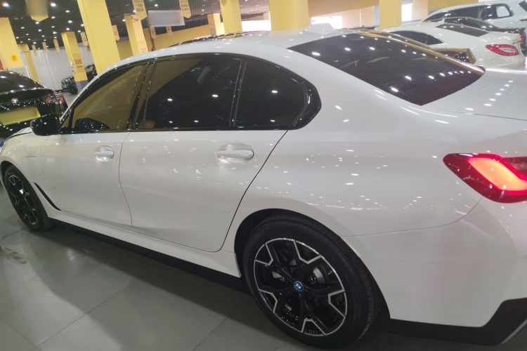 宝马i3 2024款 eDrive 40 L 曜夜套装车身外观4