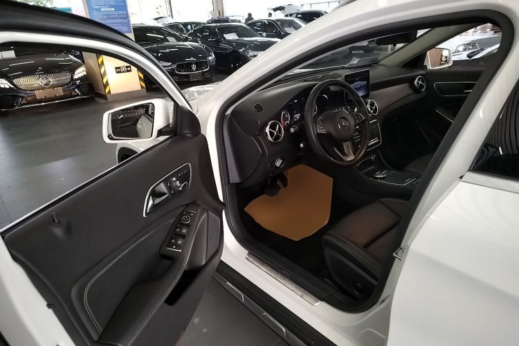 奔驰GLA 2018款 GLA 200 动感型中控内饰20