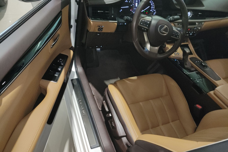 雷克萨斯ES 2015款 200 精英版中控内饰20