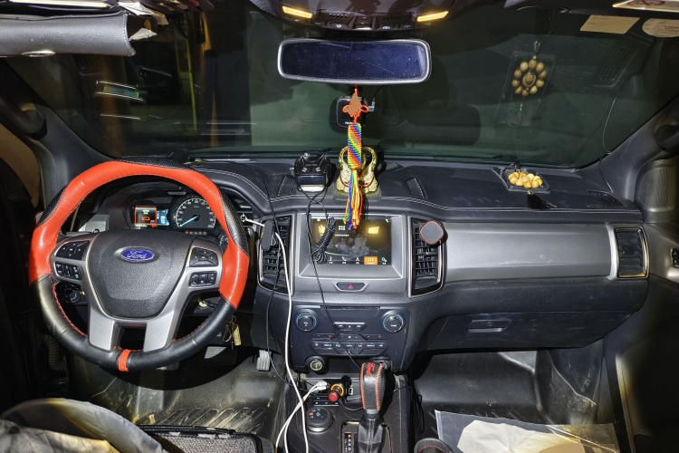 福特 撼路者 2017款 2.0T 汽油自动四驱豪华版 5座中控内饰12