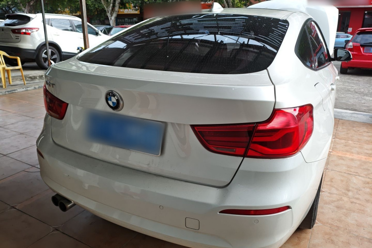 宝马3系GT 2017款 320i 时尚型车身外观6