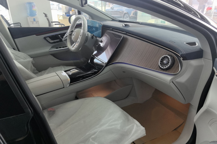 奔驰EQE 2025款 500 4MATIC 豪华版中控内饰7010