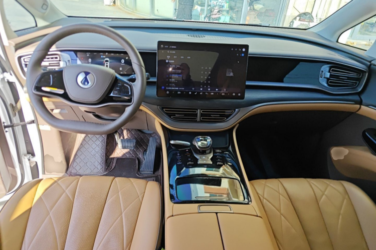 腾势D9 2024款 DM-i 980 四驱旗舰型中控内饰7002