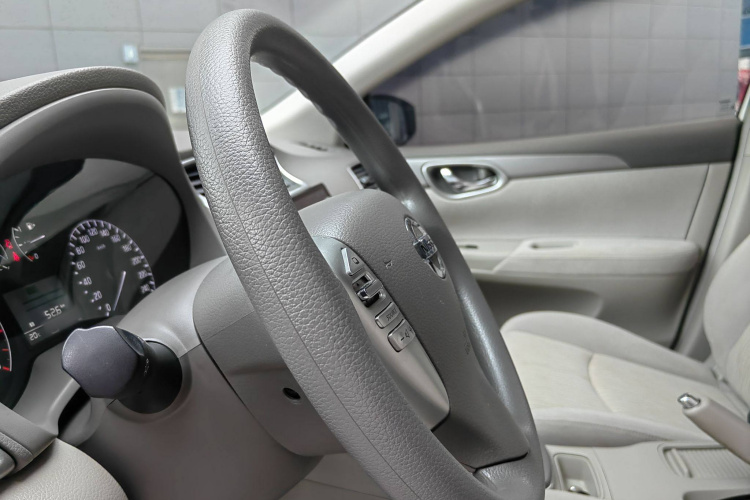 日产 轩逸 2012款 1.8XE CVT舒适版中控内饰7004