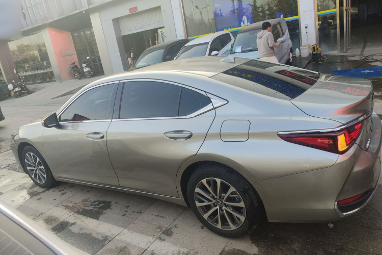 雷克萨斯ES 2022款 200 卓越版车身外观4