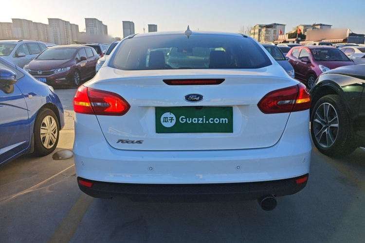 福特 福克斯 2018款 三厢经典 EcoBoost 180 自动精英型车身外观6