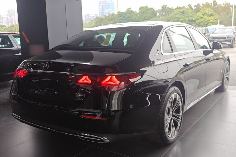 奔驰E级 2025款 改款 E 300 L 豪华型车身外观7