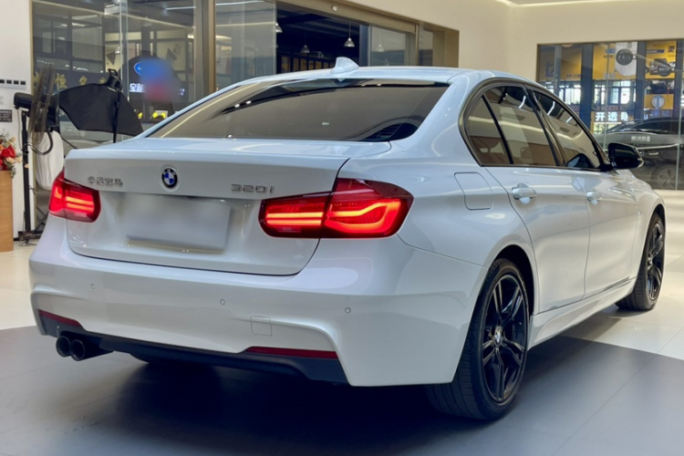 宝马3系 2019款 320i M运动曜夜版车身外观6006