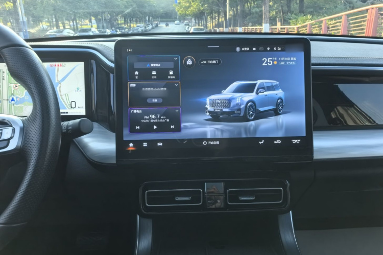 广汽传祺 传祺GS8 2022款 领航系列 2.0TGDI 两驱豪华智联版（七座）中控内饰7010