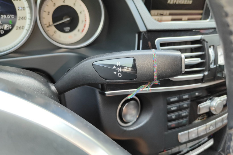 奔驰E级 2015款 E 260 L 运动豪华型局部细节18