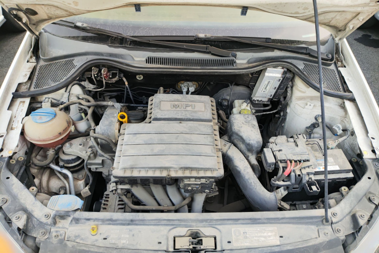 大众 Polo 2014款 1.4L 手动风尚版机舱底盘24