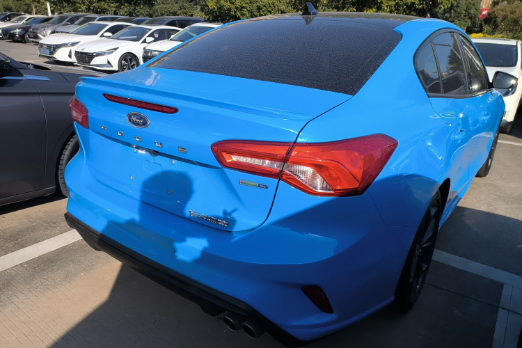 福特 福克斯 2022款 三厢 EcoBoost 180 自动ST Line车身外观7