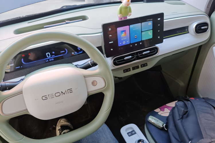 吉利银河 2025款 210km 熊猫骑士中控内饰7002