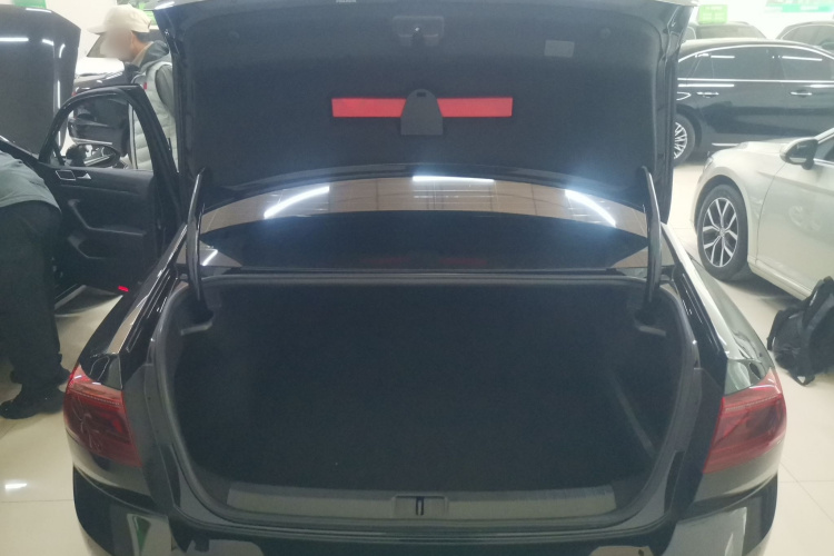 大众 迈腾 2023款 200万辆纪念版 280TSI DSG舒适型机舱底盘23