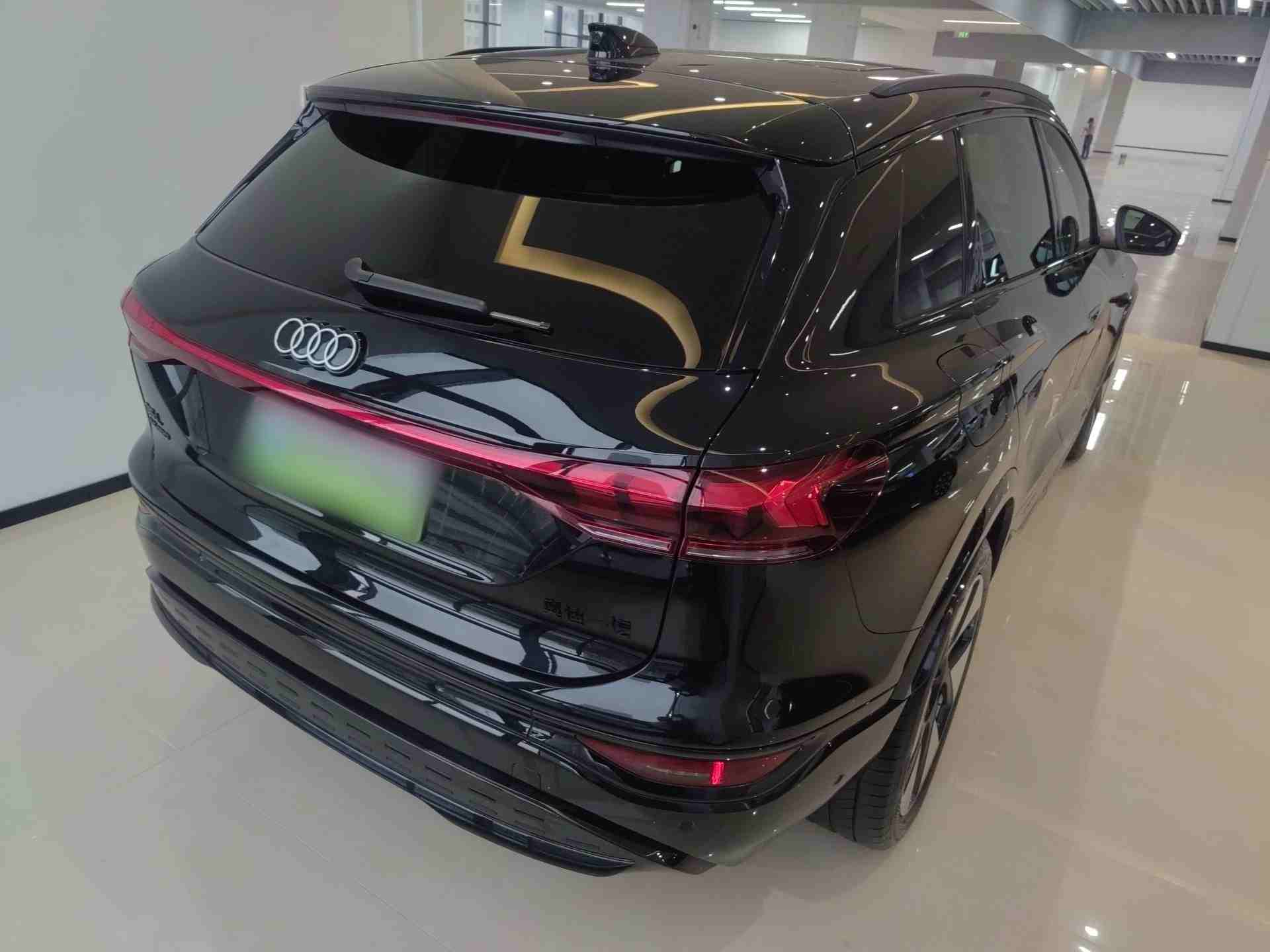 车辆右后45度外观展示