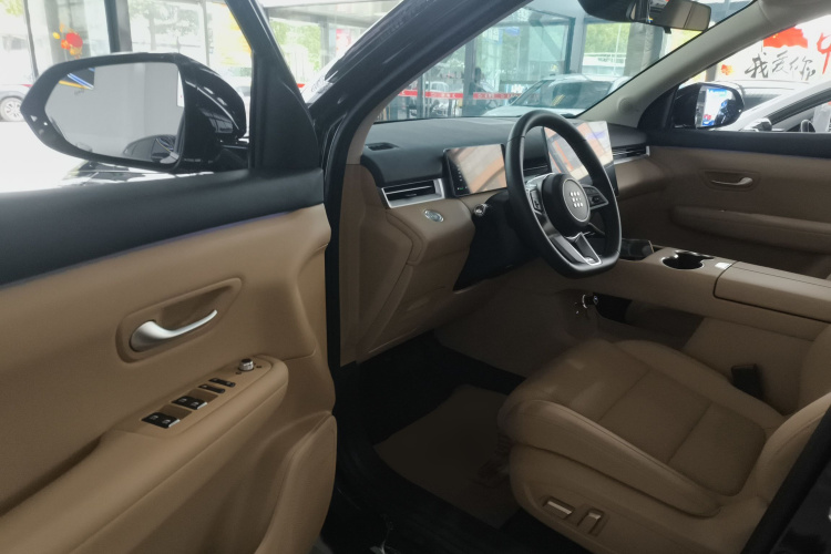 蓝电E5 PLUS 2025款 120km 标准旅行定制版 7座中控内饰20