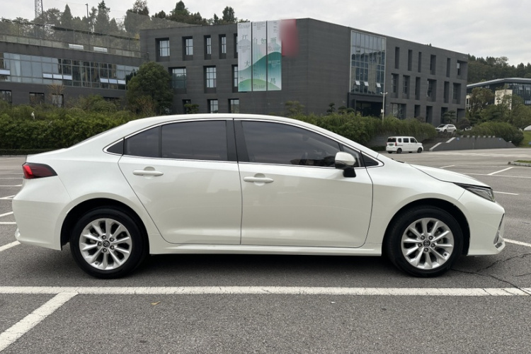 丰田 卡罗拉 2019款 双擎 1.8L E-CVT旗舰版车身外观6001