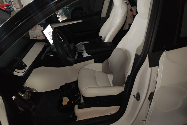 特斯拉 Model Y 2022款 长续航全轮驱动版中控内饰19